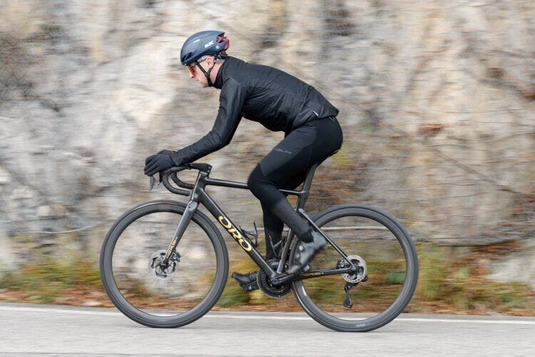 matte black finish pairs perfectly with the Oro's carbon-look frame.